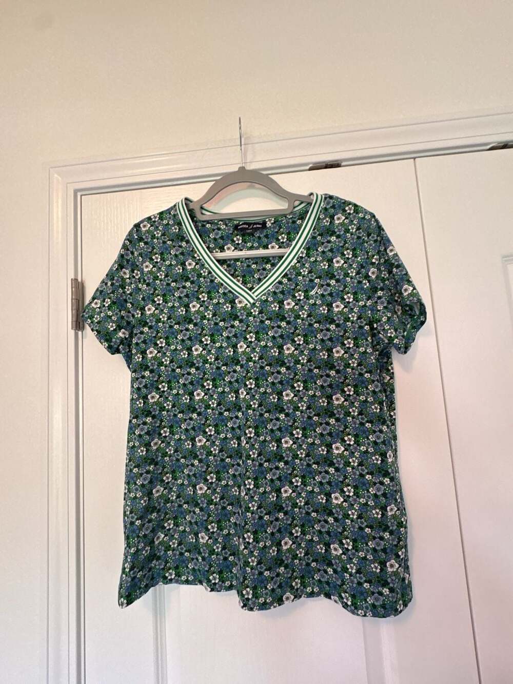 Nautica Jeans Women's Floral Print Short Sleeve V-Neck T-Shirt
